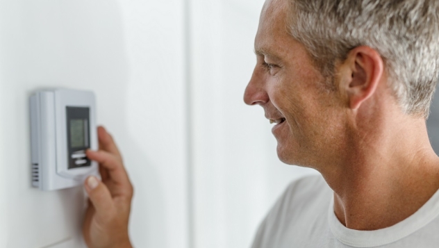 Man blij groene warmte thermostaat WarmtebedrijfEde